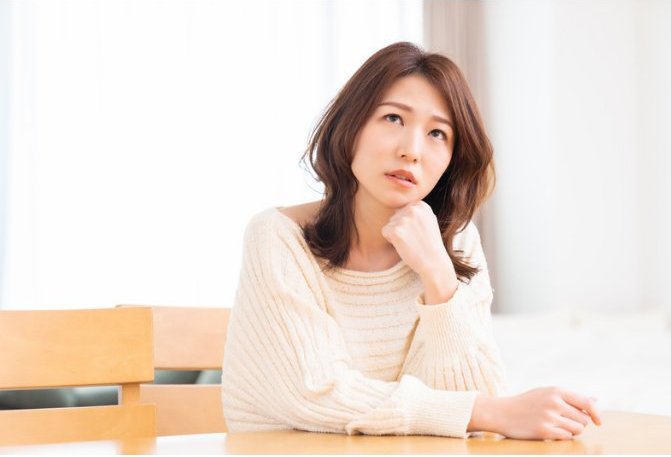 美容室選びに悩む女性